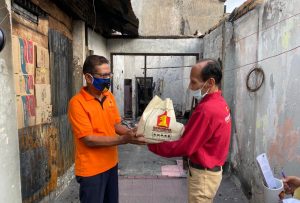 Andre Rosiade Bagikan Sembako di Lokasi Kebakaran Jati Padang