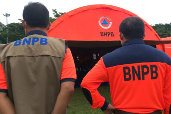 Plt Deputi Peralatan dan Logistik BNPB, Harmensyah memantau Lomba Pasang Tenda di Padang.