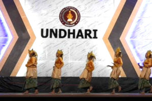 Diapresiasi Rektor, Mahasiswa PGSD Undhari Antusias Pentaskan Seni Tari