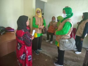 Dharma Wanita Persatuan Dishut Sumbar Bantu Korban Bencana Pasaman dan Pasaman Barat