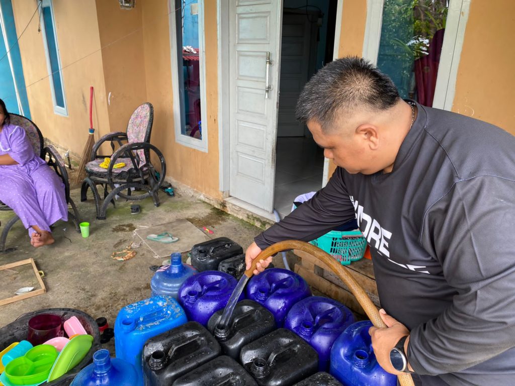 Terima Air Bersih, Warga: Terimakasih Bapak Verry Mulyadi