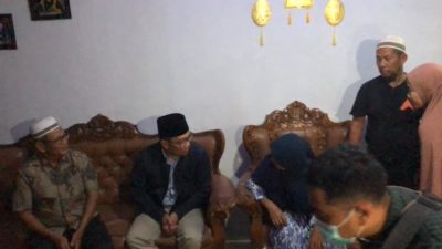 Sama-Sama Kehilangan Putra Kesayangan, Ridwan Kamil Kunjungi dan Doakan Keluarga Korban Hanyut di Sungai Bangek