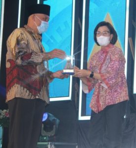 Gubernur Sumbar Terima Penghargaan Atas Capaian Opini WTP Minimal 10 Kali Berturut-turut dari Sri Mulyani