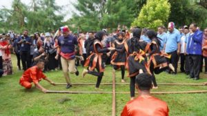 Sandiaga Uno Ikut Menari Tarian Adat Maluku di Desa Hila