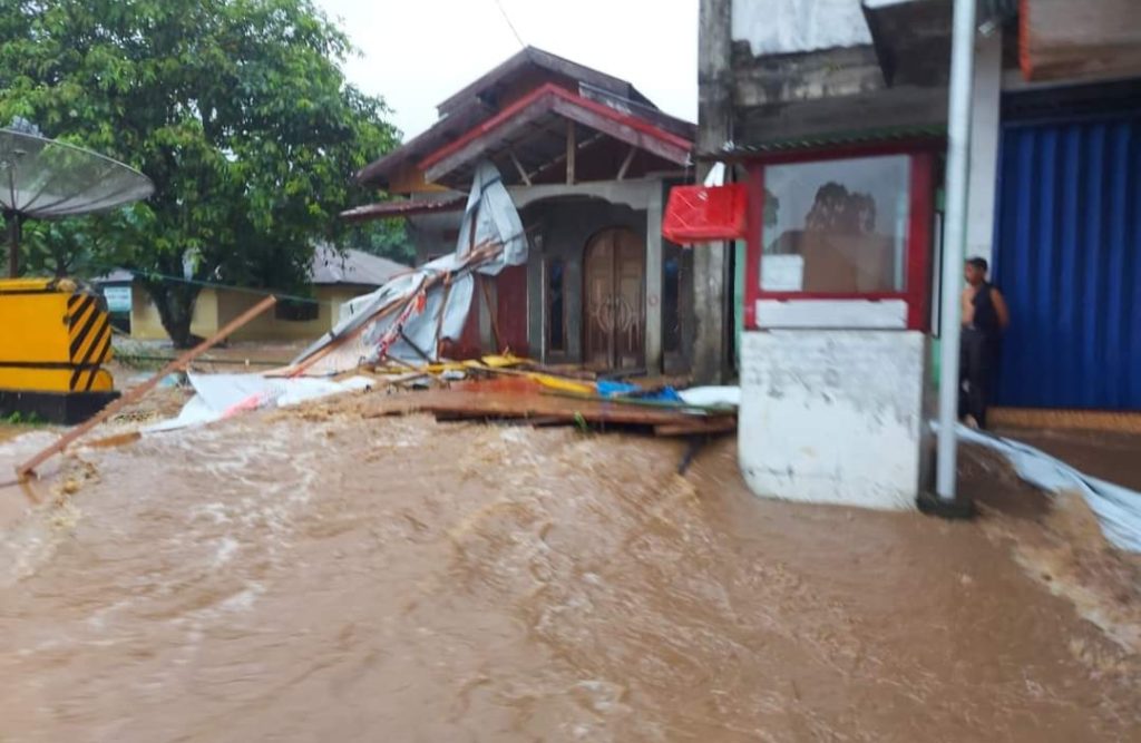 Lokasi Gempa Pasbar Diterjang Banjir, Dua Huntara Hanyut