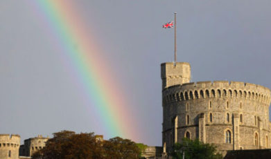 Kepergian Ratu Elizabeth II di Sambut Dengan Mulculnya Pelangi Di Langit Istana