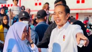 Senyum Sabrila Setelah Mendapat HP Baru dari Presiden Jokowi