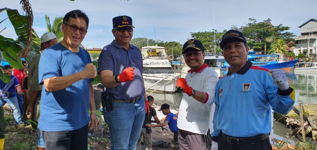 Aksi Sosial Alam Gunawan Lakukan Aksi Pengecatan Masjid dan Pembugaran Jembatan Batang Arau