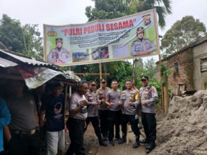 Polri Peduli Sesama, Bhabin Kamtibmas Kelurahan Kota Bukittinggi Aipda Doni Lakukan Bedah Rumah