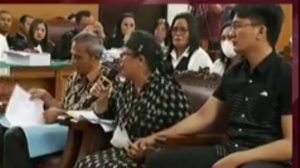 Adik Yosua Genggam Erat Tangan Ibu Yang Luapkan Amarah ke Kuat Ma’aruf Saat Sidang