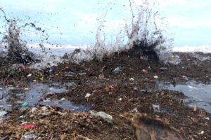 Tumpukan Sampah Menggunung di Pantai Padang, Air Laut Terlihat Menghitam