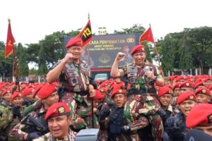 Senyum Lebar Yudo Margono dan Listyo Sigit Dapat Brevet Kopassus dan Baret Merah, Saat Diarak Kopassus