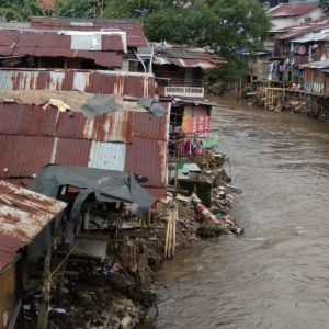 Warga Punya Cerita Tersendiri Sampah Bantaran Kali Ciliwung Sudah Pemandangan Biasa