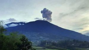 Lontarkan Abu Setinggi 1 Km, Erupsi Gunung Marapi Kembali Terjadi