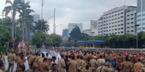 Lalu Lintas di Jalan Gatot Subroto Dialihkan, Kades Demo Depan DPR