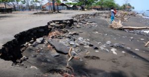 Warga yang Rumahnya di Tepian Pantai Air Manis dan Pantai Purus Rusak Dihantam Abrasi