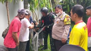 Tertiup Angin Kencang  Sebabkan Penerjun Payung TNI Mendarat di Depan Rumah Warga