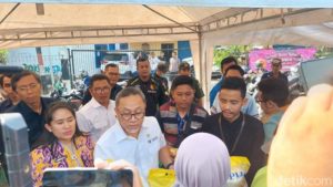 Datangi Bazar Ramadhan Mendag Zulhas Bagi bagi Sembako dan Uang Tunai