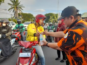 Kolaborasi dengan Korem 032/Wrb, Pemuda Pancasila Sumbar Berbagi Takjil