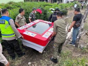 Gerebek Lapak Judi Sejumlah Polisi Dilarikan ke RS Akibat Terkena Lemparan Batu