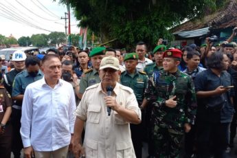 Prabowo Disambut Hangat dan Diteriaki Warga Saat Tiba di Yogyakarta