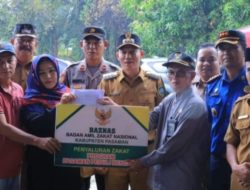 Bupati Sabar AS Serahkan Bantuan Kepada Korban Kebakaran Di Jorong Padang Sawah Nagari Binjai