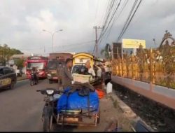 Satpol PP Padang Tertibkan Lapak PKL di Depan Kampus UPI YPTK Padang