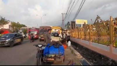 Satpol PP Padang Tertibkan Lapak PKL di Depan Kampus UPI YPTK Padang