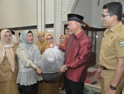 Gubernur Salurkan Bantuan BPJS Ketenagakerjaan dan Bibit Ikan