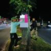 Satpol PP Padang Copot Ratusan Poster dan Iklan di Pohon Pelindung