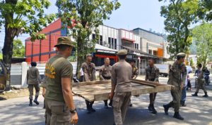 Tim Gabungan Tertibkan Pedagang Barang Bekas yang Gunakan Fasum di Padang