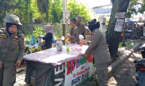 Satpol PP Padang Tertibkan PKL di Trotoar