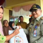 Pj Wali Kota Padang Salurkan Bantuan Pangan untuk Warga Rentan di Balai Gadang