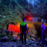 Diduga Mengantuk, Truk Terjun Bebas ke Sungai di Palupuh Agam 