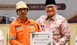 Petugas Kebersihan DLH Raih Hadiah Umroh dari KPN Balai Kota Padang