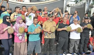 Pemprov Sumbar Bagikan 15.000 Buah Durian Gratis di Pelaksanaan CFD dengan Festival “Makan Durian Basamo”