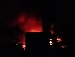 “Kebakaran Hebat di Panti: Tiga Rumah Hangus, Seorang Lansia Alami Luka Serius”