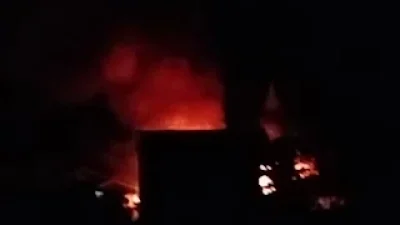 “Kebakaran Hebat di Panti: Tiga Rumah Hangus, Seorang Lansia Alami Luka Serius”